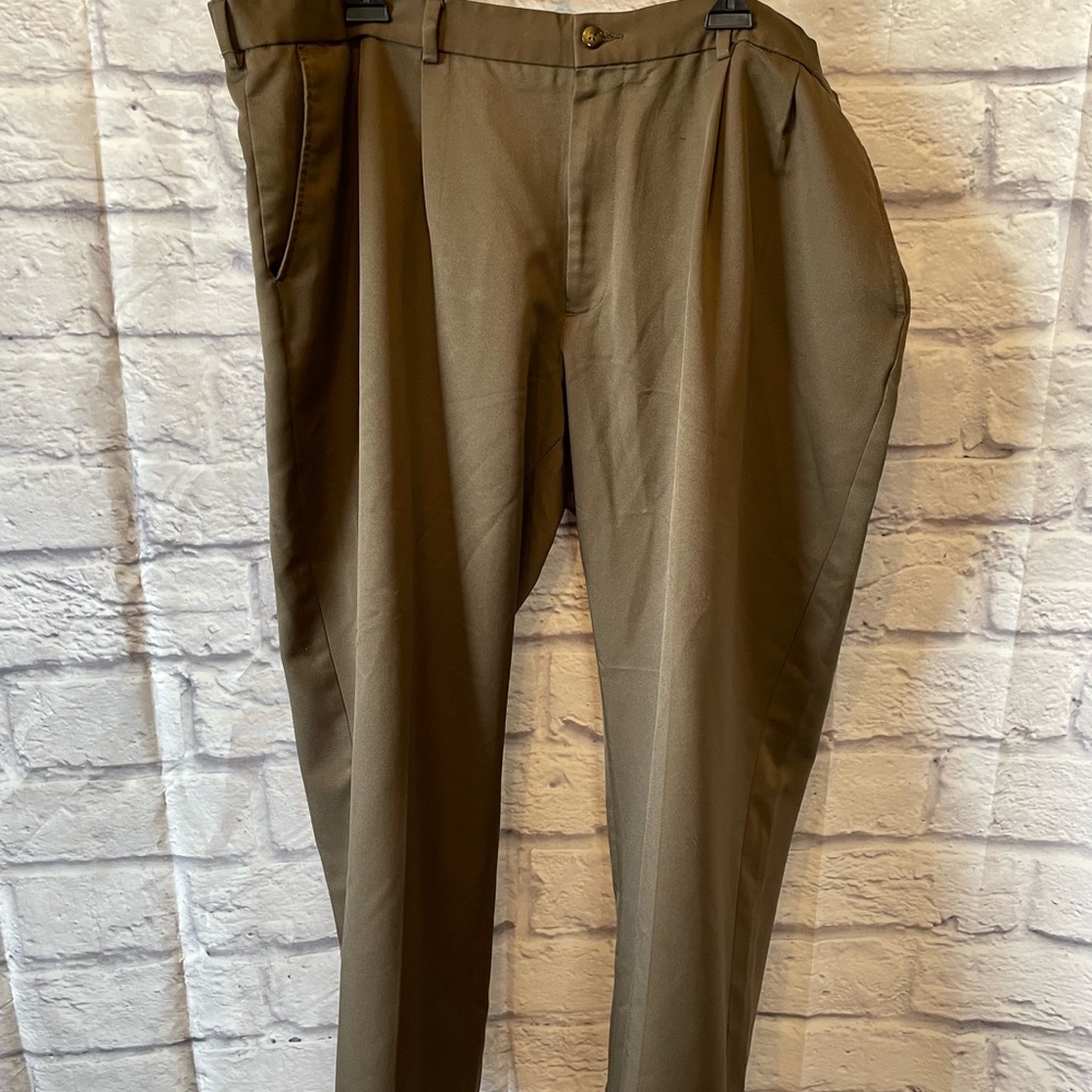 Van Heusen Men’s Dress Pants in Brown 42 x 30.